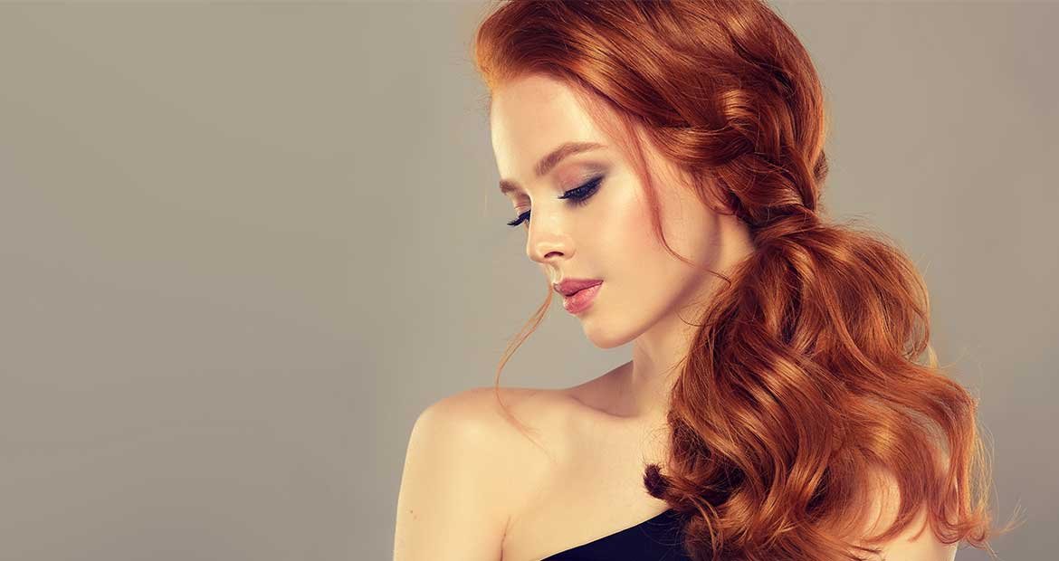Modelo com cabelo longo ruivo